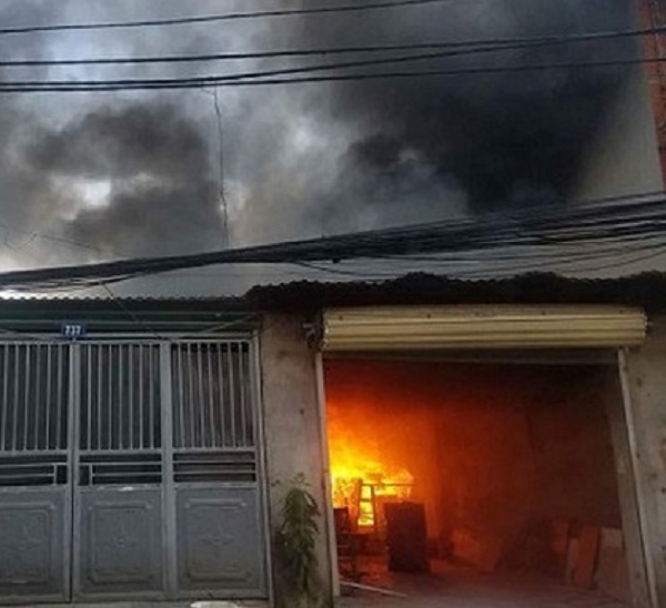 Hà Nội: “Bà hỏa” thiêu rụi xưởng gỗ tại số 739 đường Nguyễn Hoàng Tôn