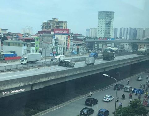 Xe tải nổ lốp đâm lật xe cùng chiều trên cao tốc