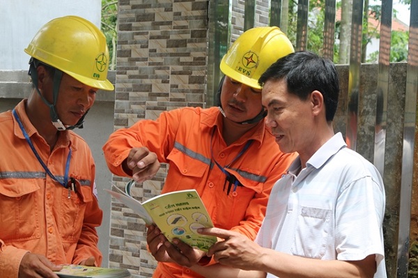 EVNNPC: Tích cực tuyên truyền tiết kiệm điện trong mùa nắng nóng