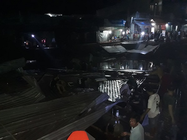Cà Mau: Sạt lở trong đêm, 3 căn nhà bị nhấn chìm xuống sông