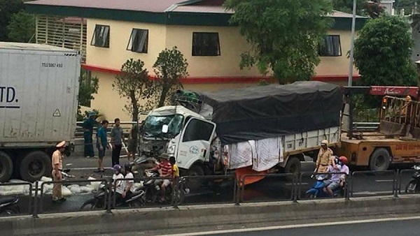 Thanh Hóa: Xe tải bất ngờ đâm vào đuôi xe container, 2 người thương vong