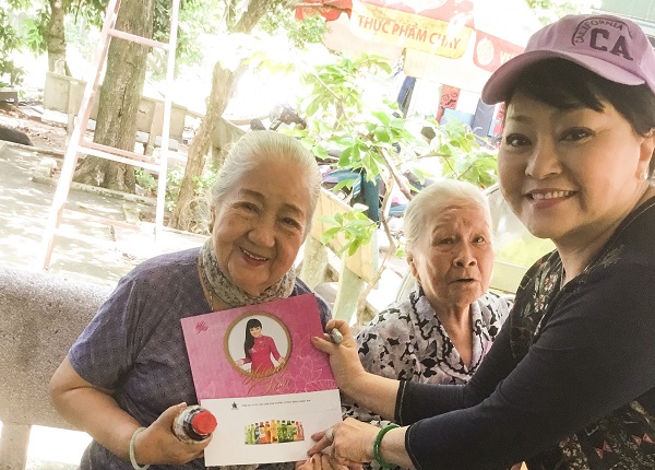 Nghệ sĩ Hương Lan thăm và tặng quà cho các nghệ sĩ viện dưỡng lão - Hình 1