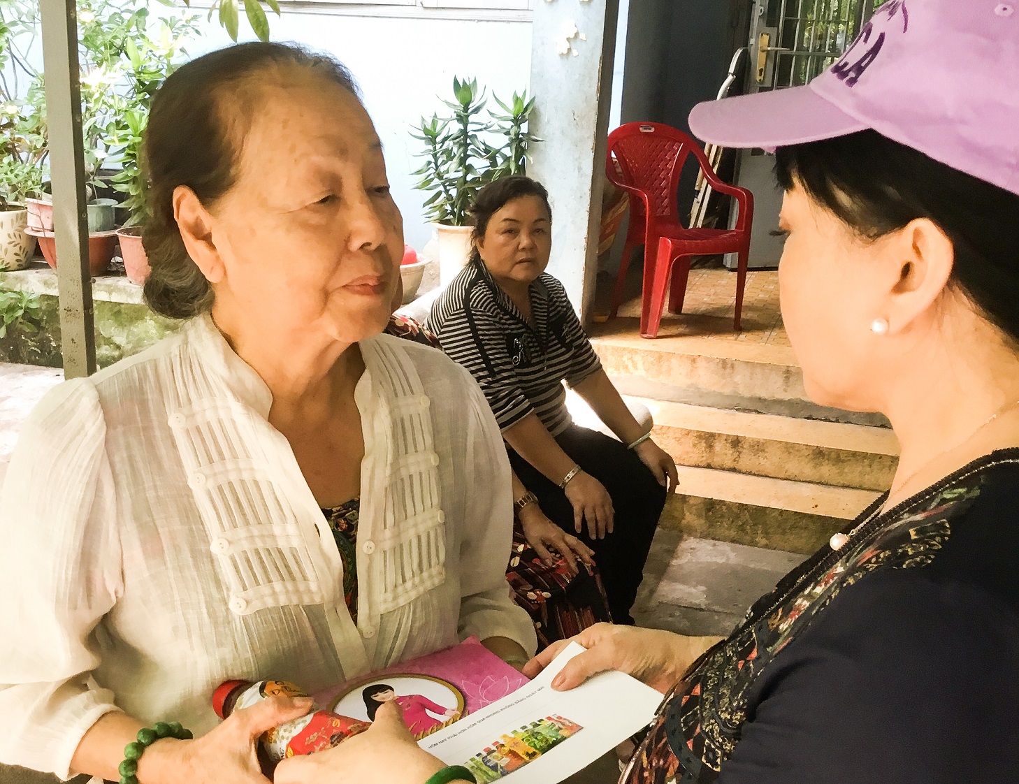 Nghệ sĩ Hương Lan thăm và tặng quà cho các nghệ sĩ viện dưỡng lão