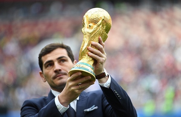 Lễ khai mạc World Cup 2018: Casillas bước ra cùng cúp vàng - Hình 1