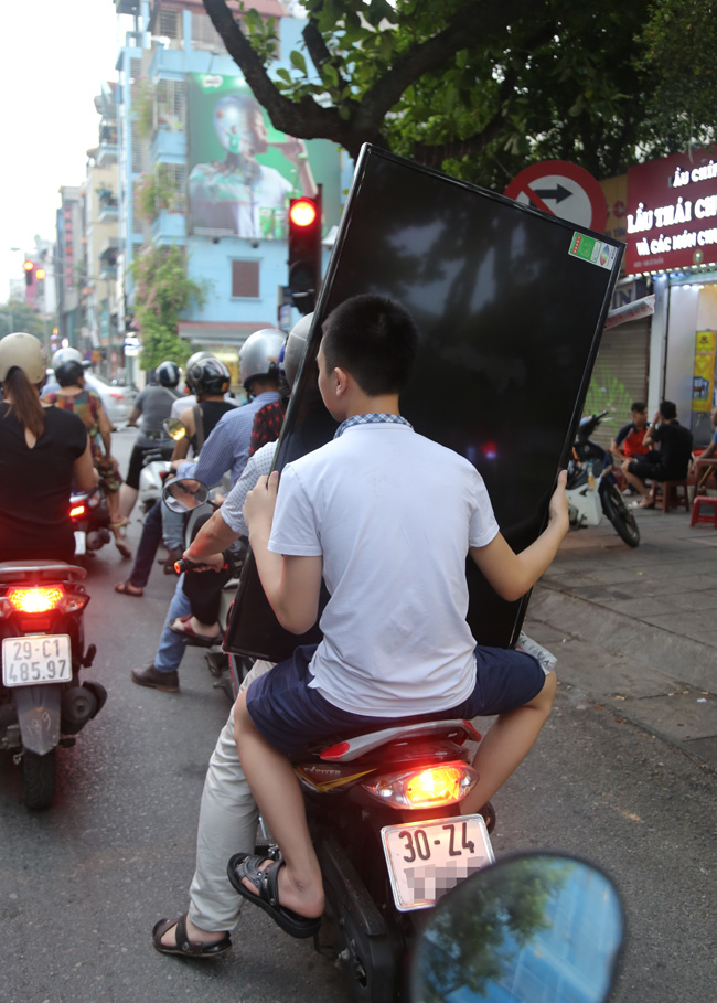 ẢNH: Sức nóng World Cup lan tỏa khắp phố phường Hà Nội - Hình 13