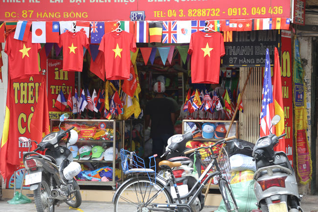 ẢNH: Sức nóng World Cup lan tỏa khắp phố phường Hà Nội - Hình 1