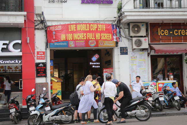 ẢNH: Sức nóng World Cup lan tỏa khắp phố phường Hà Nội - Hình 8