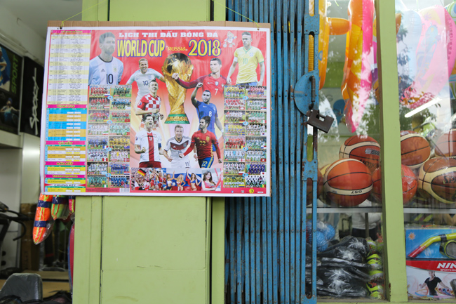 ẢNH: Sức nóng World Cup lan tỏa khắp phố phường Hà Nội - Hình 2