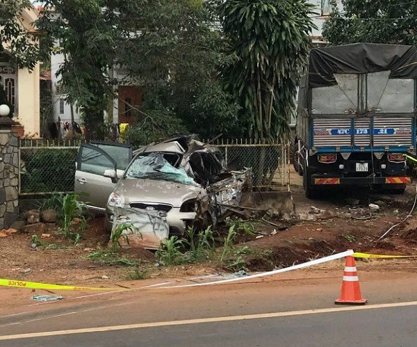 Đắk Lắk: Xe tải va chạm kinh hoàng ô tô 7 chỗ, 5 người thương vong