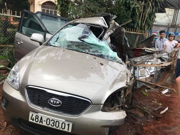 Xe tải đấu đầu với xe ô tô 7 chỗ, 5 người thương vong