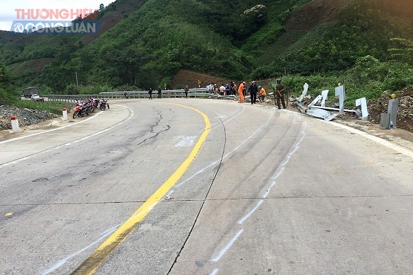 Kon Tum: Tích cực hỗ trợ người bị nạn trong vụ xe khách lao xuống vực ở đèo Lò Xo - Hình 1