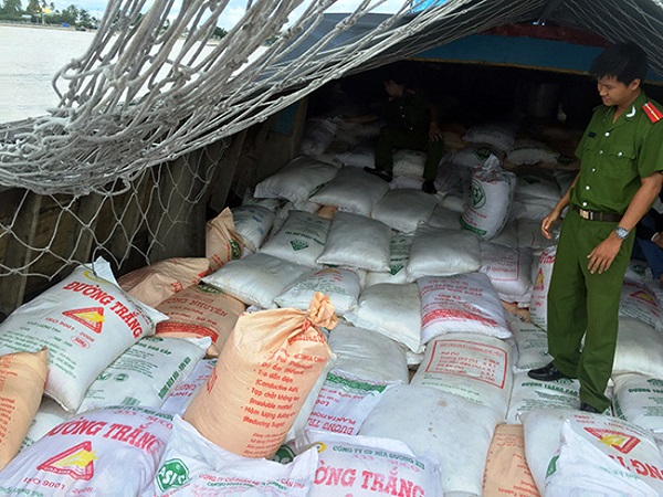 Gần 1000 tấn hàng lậu sắp ra thị trường tại TP.HCM bị thu giữ