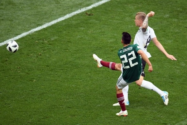 Đức - Mexico (H1): 'Nhà vô địch' bị dẫn trước - Hình 3