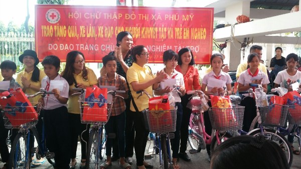 Hội Chữ Thập đỏ Thị xã Phú Mỹ: Trao tặng quà cho người tàn tật, khó khăn - Hình 2
