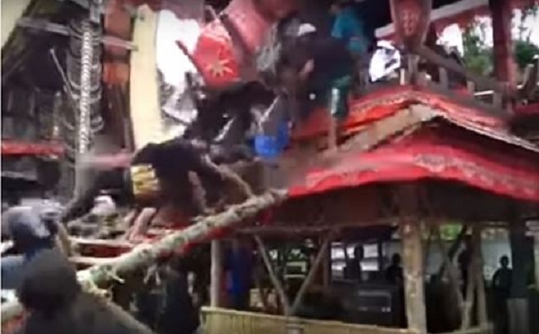 Quan tài rơi, con trai mất mạng trong đám tang của mẹ