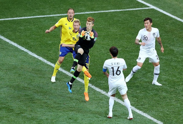 Hàn Quốc 0 - 1 Thụy Điển: Đại diện Châu Á thua trận - Hình 4