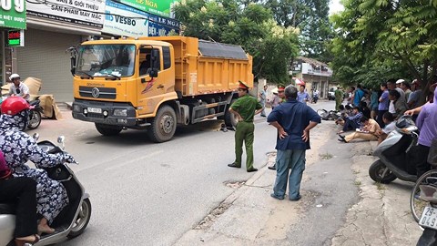 Hà Nội: Bị xe tải kéo lê gần 20m, nam thanh niên tử vong tại chỗ - Hình 1