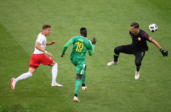 Hàng hậu vệ mắc sai lầm, Ba Lan biếu không Senegal 3 điểm - Hình 3