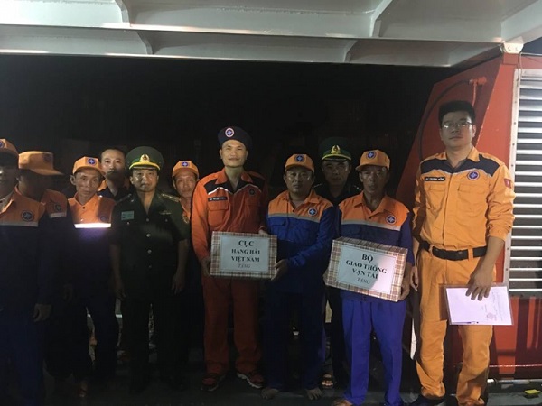 Nghệ An: Ứng cứu thành công 7 thuyền viên gặp nạn trên biển