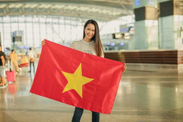 Hoa hậu Dương Thùy Linh được ông xã 'hộ tống' lên đường tham dự Mrs Worldwide 2018 - Hình 6