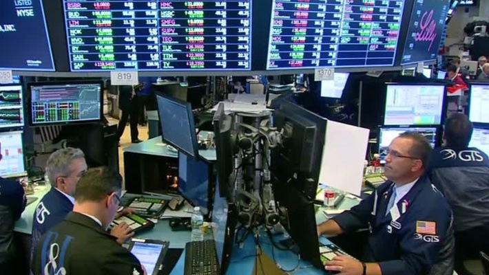 Nasdaq lập kỷ lục, Dow Jones giảm 7 ngày liên tiếp