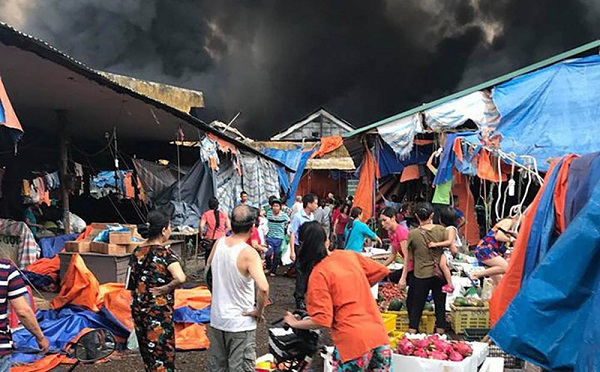 Hà Nội: Cháy lớn tại chợ Sóc Sơn, nhiều gian hàng bị thiêu rụi - Hình 2