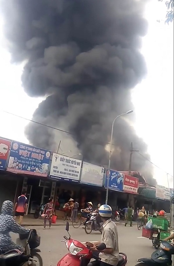 Hà Nội: Cháy lớn tại chợ Sóc Sơn, nhiều gian hàng bị thiêu rụi - Hình 1