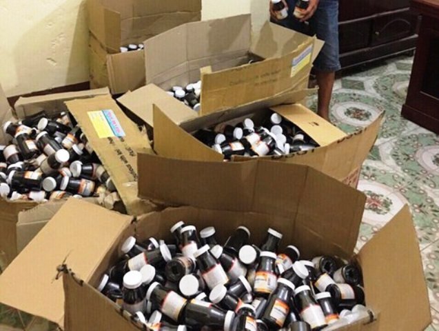 Nghệ An: Phát hiện, thu giữ 1.400 lọ thuốc tân dược và 800 bao thuốc lá không giấy tờ