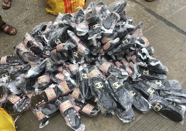 Lạng Sơn: Thu giữ hơn 1.000 đôi dép nữ giả nhãn hiệu Chanel - Hình 1
