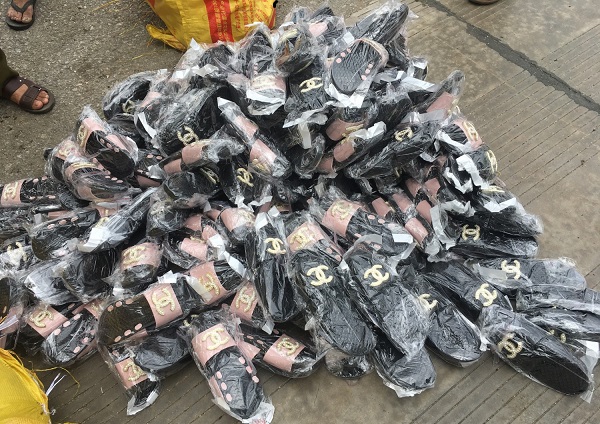 Lạng Sơn: Thu giữ hơn 1.000 đôi dép nữ giả nhãn hiệu Chanel