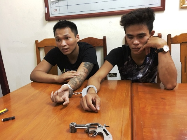 CSGT TP. Thanh Hóa: Phát hiện, bắt giữ đối tượng mang theo súng côn tự chế - Hình 1