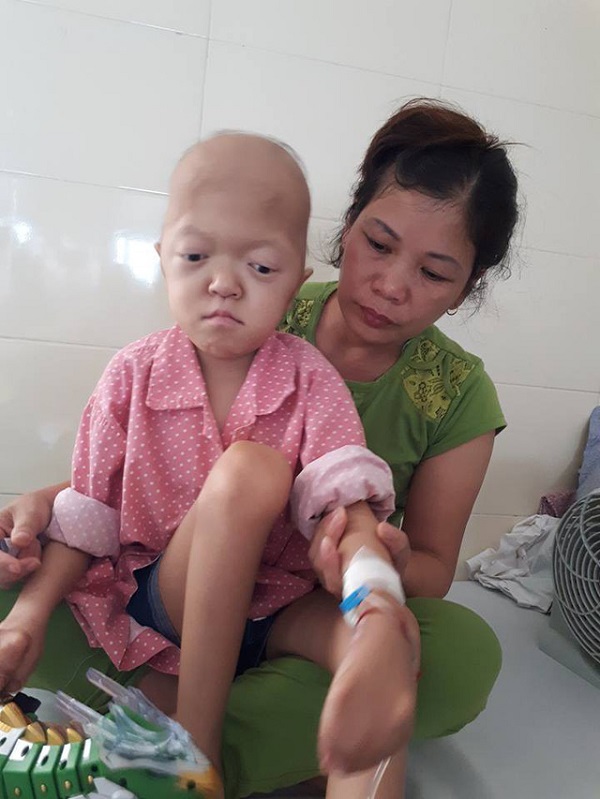 Xót xa cảnh bé gái tàn tật bị mắc bệnh ung thư - Hình 1