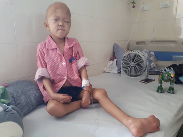 Xót xa cảnh bé gái tàn tật bị mắc bệnh ung thư
