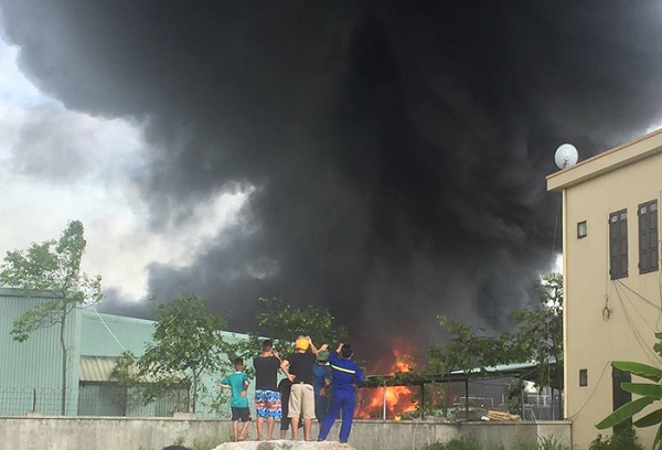 Quảng Ninh: Cháy lớn tại công ty nhựa thông, thiệt hại khoảng 12 tỷ đồng - Hình 1
