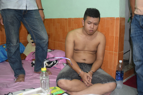 Thăm bạn gái còn mang theo ma túy đá