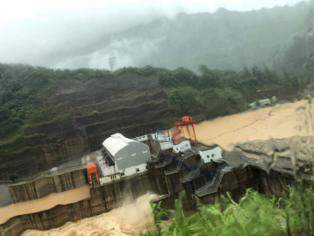 Rùng mình nhìn cơn