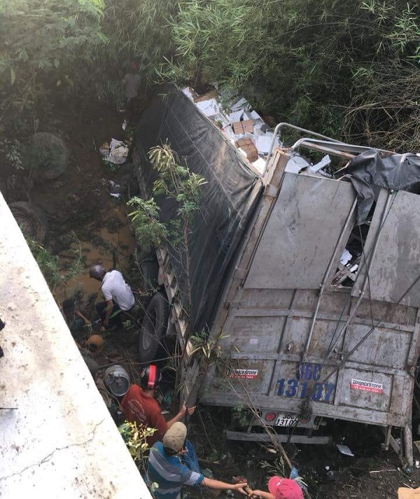Bình Thuận: Xe tải mất lái lao xuống vực cầu, 2 người thương vong - Hình 1
