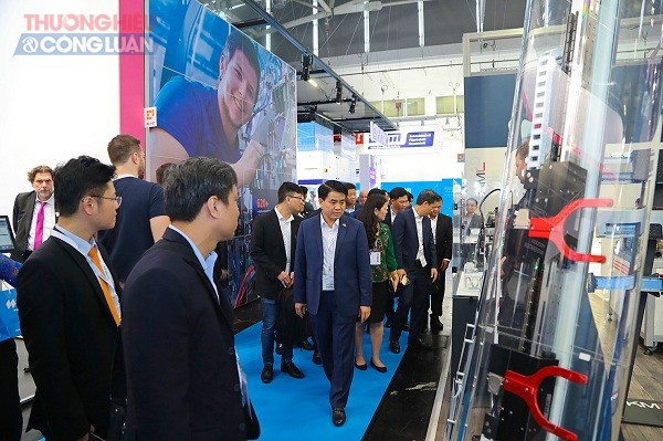 Chủ tịch Nguyễn Đức Chung và lãnh đạo TP. Hà nội dự hội chợ công nghệ tự động hoá tại Đức - Hình 6