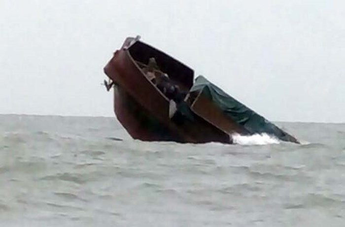 UBND tỉnh Quảng Ninh chỉ đạo xử lý khẩn 2 vụ đắm tàu - Hình 1