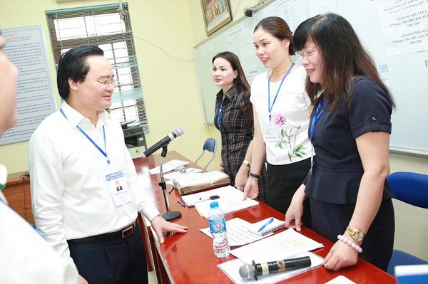Gia Lâm (Hà Nội) Bộ trưởng Bộ GD&ĐT thăm điểm thi tại trường THPT Yên Viên - Hình 2