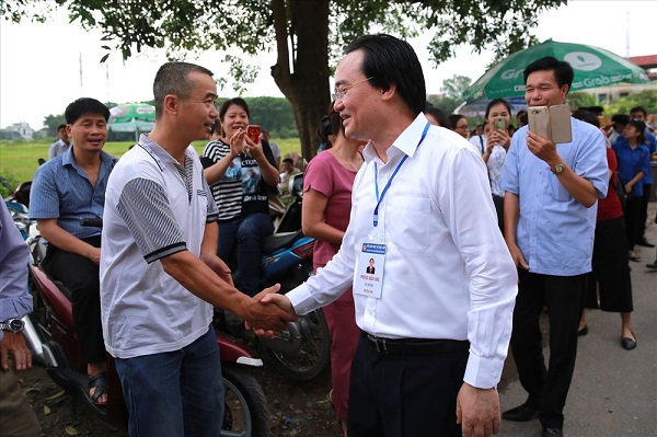 Gia Lâm (Hà Nội) Bộ trưởng Bộ GD&ĐT thăm điểm thi tại trường THPT Yên Viên - Hình 1