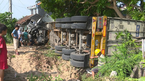 Xe container đâm sập nhà dân, 3 người bị thương nặng