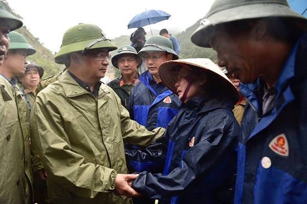 Phó Thủ tướng Trịnh Đình Dũng vào tâm lũ, chia sẻ nỗi đau mất mát tới người dân - Hình 1