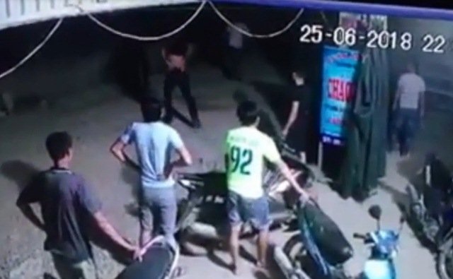 Thanh Hóa: Trưởng công xã nổ súng thị uy đám đông vác dao kiếm