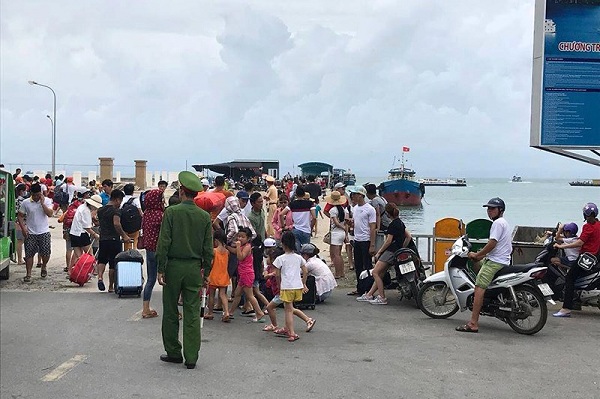 Hơn 5000 du khách bị kẹt trên đảo Cô Tô bắt đầu về đất liền - Hình 3