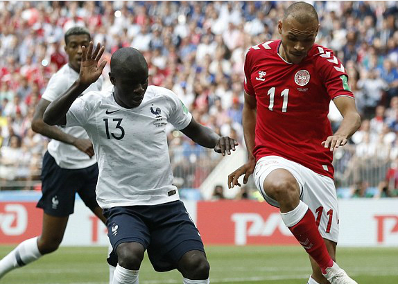 Pháp 0-0 Đan Mạch: Dắt tay nhau vào vòng 1/8! - Hình 1