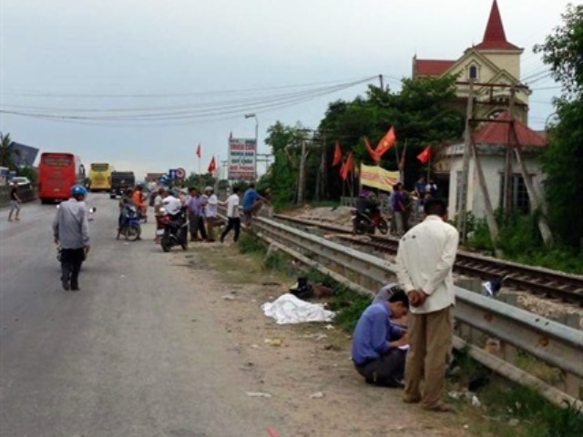 Nghệ An: Qua đường thiếu quan sát, hai mẹ con bị tàu hỏa tông thương vong