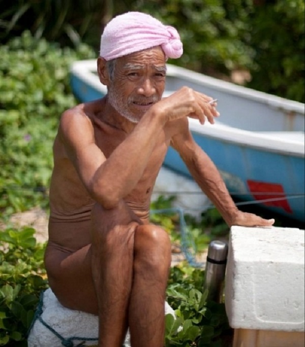 Người đàn ông 30 năm sống nude trên đảo hoang - Hình 1