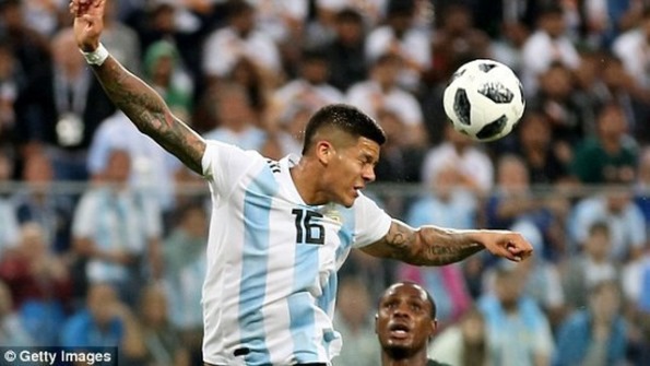 Vì sao trọng tài không thổi 11m sau khi Marcos Rojo để bóng chạm tay?