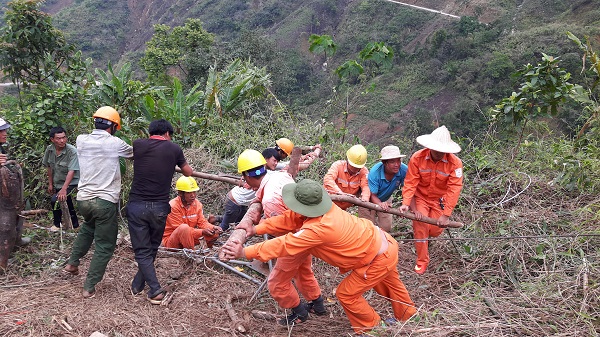 Nỗ lực cấp điện trở lại sau mưa lũ tại các tỉnh miền núi phía Bắc
